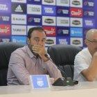  Nassib Neme, presidente de Emelec, junto a Alfredo Arias, entrenador eléctrico, durante una reunión con los medios. 
