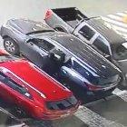  Momento en que un hombre se acerca hasta el carro que van a robar.  