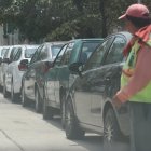  En los lugares céntricos y comerciales es común encontrar a personas con chalecos y franelas rojas haciendo las veces de cuidacarros. 