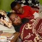  El cantante cuida que su madre se sienta cómoda mientras descansa en casa. 