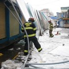  Hasta el sitio acudieron dos unidades de rescate del Cuerpo de Bomberos de Quito, quienes apoyaron la evacuación de las personas del mercado. 
