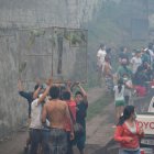  Mediante  un medio de comunicación local se pasó la voz  que un incendio forestal- que empezó en el sector de la cascada Inés María- se había extendido hasta las instalaciones del zoológico.  