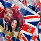  Bandera británicas con la imagen del príncipe Enrique y su prometida Meghan Markle son puestas a la venta en Windsor. 