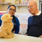  El ronroneo de un gato robot y el suave ladrido de un perro de la misma clase han convertido en una eficaz terapia para aliviar la ansiedad y soledad de los inquilinos de una residencia de la tercera edad en el estado de Florida (EE.UU.).  