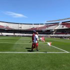  Los hinchas fueron los más desolados con la decisión de postergar el partido.  