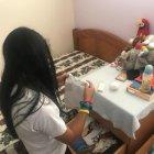  ‘Sofía’ combina sus días entre hacer tareas escolares y cuidar de su hijo ‘Lucas’. En las noches, ella lo baña y juegan juntos hasta que sea hora de dormir. 