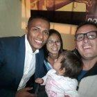  Los fanáticos aprovecharon para tomarse fotos con Valencia.  