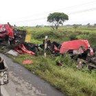  El impacto destrozó gran parte del pesado vehículo.  