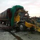 Producto del fuerte impacto con el otro camión, la cabina del tráiler quedó destruida 