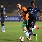  Jugador del Independiente del Valle disputa el balón con el rival. 