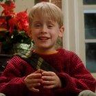  Kevin, interpretado por Macaulay Culkin, de Home Alone (Mi Pobre Angelito) ha vuelto para enseñarnos que esta vez todo lo puede hacer más sencillo gracias a la ayuda de Google Assistant. 