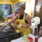  Los clientes miran atentos la preparación de las hamburguesas. 