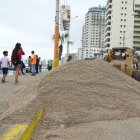  En Salinas, las calles del malecón amanecieron llenas de conchilla. 