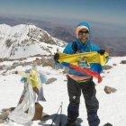  La montañista, Daniela Sandoval, muestra la bandera de Ecuador. 
