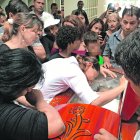  María Ruiz se aferraba al féretro de su hija. 