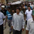  Familiares trasladan el cuerpo al cementerio.  