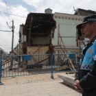  La familia afectada por la casa que se desplomó el pasado jueves busca sacar las cosas que quedaron dentro de la vivienda.  