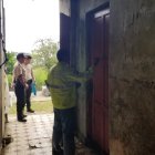  Los policías revisaron toda la fachada y encontraron un cuarto que estaba con candado; al abrir ubicaron  a la pequeña temblorosa y asustada. Su agresor estaba escondido debajo de la cama. (Yadira Illescas / Extra) 