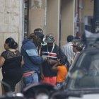  El cliente negocia con el avivato que hace pasar las joyas como verdaderas. 