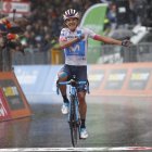  Carapaz, primer ecuatoriano capaz de ganar una etapa en el Giro de Italia. 