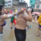  A diferencia de otros feriados, que se presentaron con lluvias y los visitantes optaron por abandonar las playas, esta vez fue diferente y la mayoría se mantuvo en la zona peninsular. 