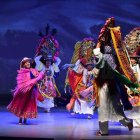  Virginia Rosero junto parte de su equipo de baile en un espectáculo. 