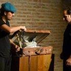  En las funciones el ambiente es sencillo con elementos básicos para la improvisación.  