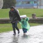  Los peatones trataron de cubrirse lo que más pudieron en las aceras.  