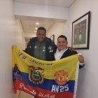 Minutos después del partido, Antonio Valencia se encontró con Álvaro Miranda, quien le regaló una bandera de Ecuador.   