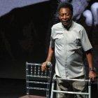  El legendario futbolista brasileño Pelé, utiliza un bastón para caminar sobre el escenario, durante el evento de apertura del Campeonato de Fútbol Carioca 2018. 