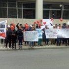  Simpatizantes de Franco Quezada llegaron hasta los exteriores del Tribunal Contecioso Administrativo de Loja, la mañana del lunes 9 de julio. 