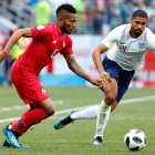  El defensa panameño Eric Davis (i) ante el centrocampista inglés Ruben Loftus-Cheek, durante el partido Inglaterra-Panamá. 