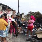  La familia recibe ayuda de vecinos y autoridades. 