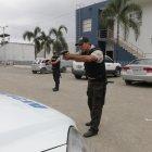  El agente Mayorga explicó cómo actuó al ver al sospechoso. Sacó su arma y lo apuntó para intentar neutralizarlo. 