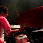  Óscar Chávez tocando la batería en el concierto de The Killers en Lima. 