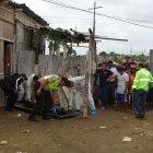  Los policías fueron hasta el lugar para retirar el cuerpo.  