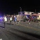  Los restos del bus quedaron esparcidos sobre la calzada.  