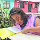  Mirayma escribe como cualquier otro, pese a sus limitaciones. 