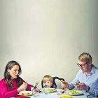  Todos hemos perdido el tiempo alguna vez mirando la pantalla del celular y también nos hemos desconectado del mundo real, pero ¿cómo afecta a nuestros hijos? 