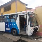  El conductor del bus aparentemente sufrió un ataque cardíaco. 