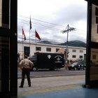  Personal especializado inspeccionó el cuartel para descartar la presencia de material explosivo.  