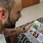  Frascarelli, con un obsequio que recibió por su cumpleaños, por parte de su hijo Tiziano. 