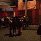  El pequeño fue encontrado en la terraza de una vivienda cercana a su residencia. La madre se acercó a la morgue para retirar el cadáver. 