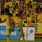   Jugadores celebran con la hinchada. 