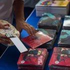  Un asistente observa discos compactos durante un intercambio por medicinas este sábado, 22 de julio de 2018, en Caracas. 