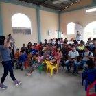  Bella Benavides (de pie) actualmente brinda charlas en los lugares donde es invitada.  