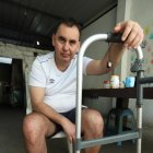  Para poder movilizarse Roberto Olingi utiliza una caminadora. En ella cuelga un cordón con la imagen de Jesús, regalo de una niña. 