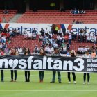  Fotógrafos recorrieron la cancha con un cartel que decía: “#Nosfaltan3 periodistas, padres, hijos, hermanos”.  