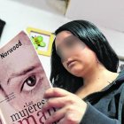  Eliana Barreto sujeta el libro al pie de su cama. Se llama ‘Las mujeres aman demasiado’.  