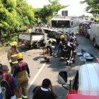  Paramédicos y personal de emergencia en el sitio del accidente.  